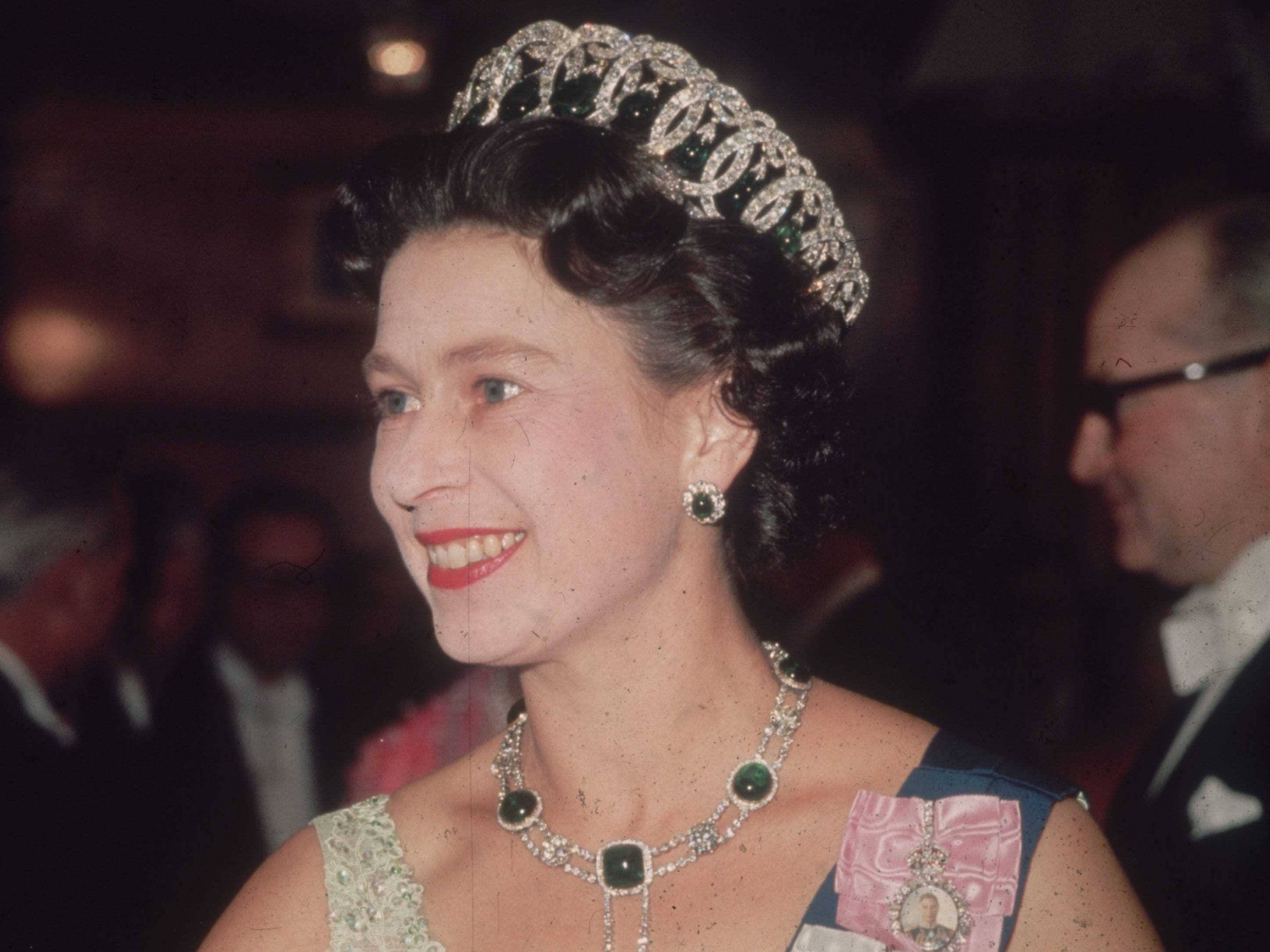 Eine junge Königin Elizabeth, die eine Krone trägt