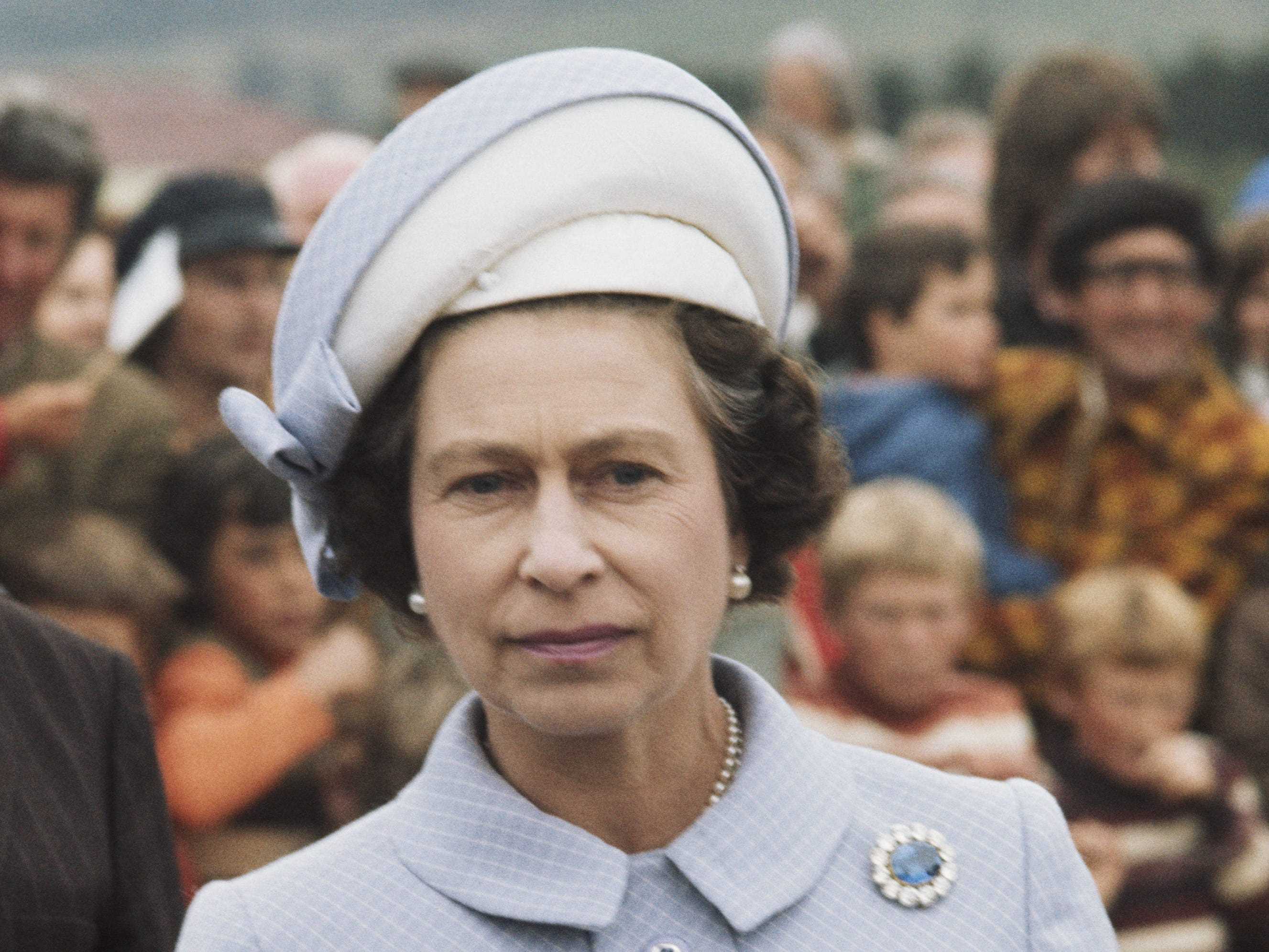 Queen Elizabeth im Jahr 1977 in blauem Anzug und Hut