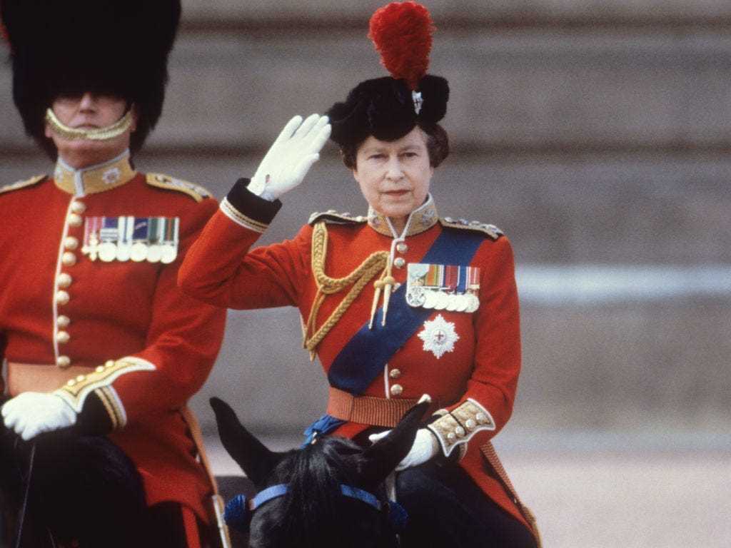 Queen Elizabeth 1985 bei Trooping the Colour zu Pferd