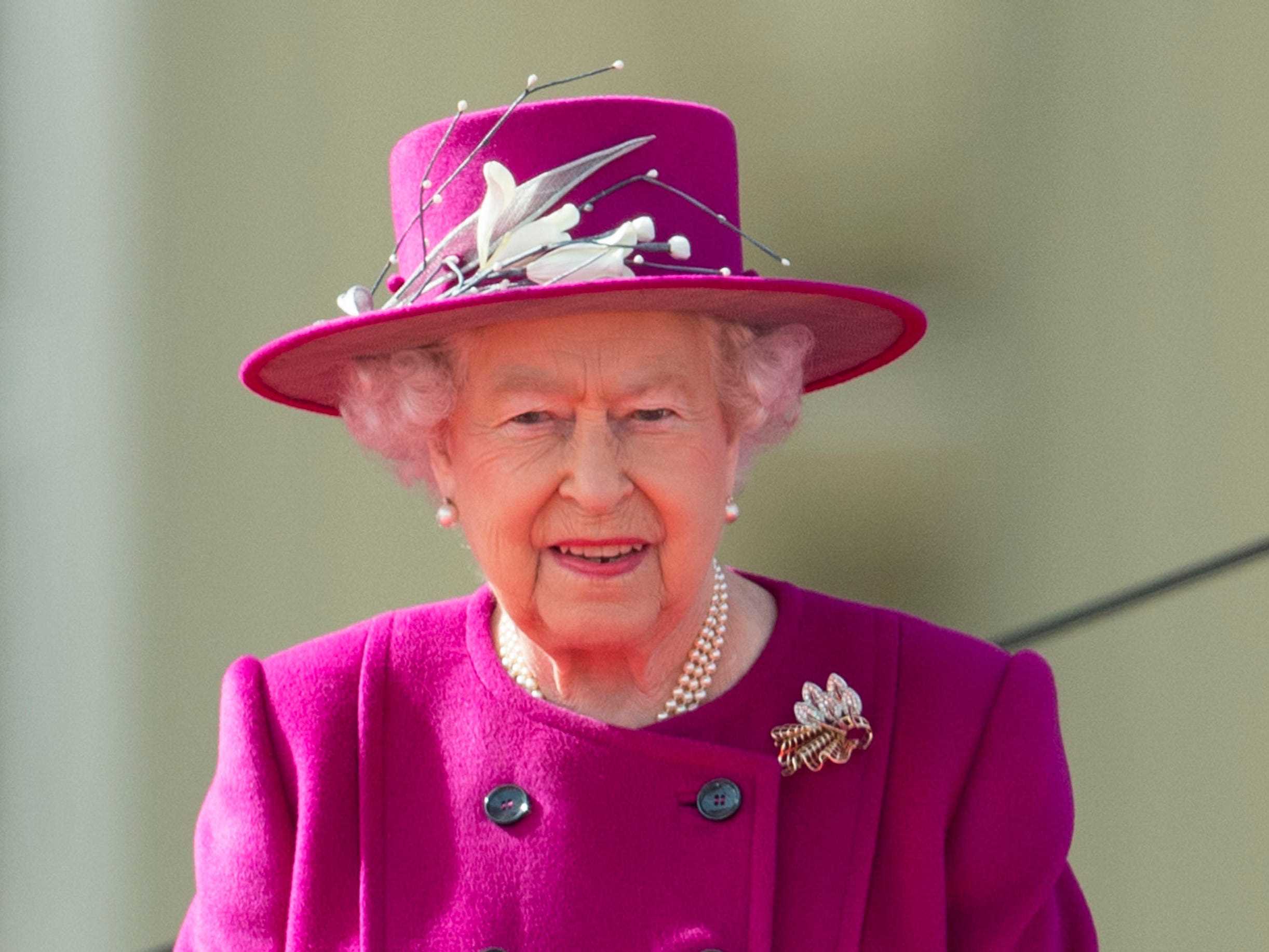 Queen Elizabeth trägt 2018 Magenta und Perlen