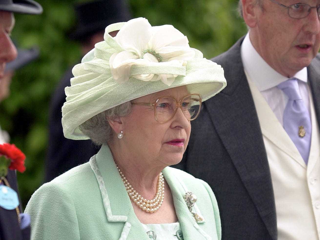 Queen Elizabeth trägt bei Ascot Races hellgrün