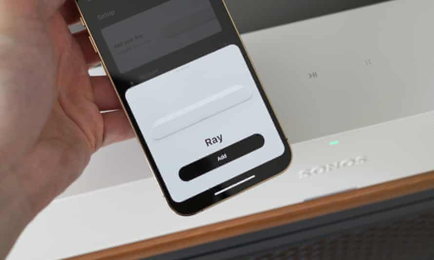Die Sonos-App auf einem iPhone wird während der Einrichtung mit dem Sonos Ray gekoppelt.