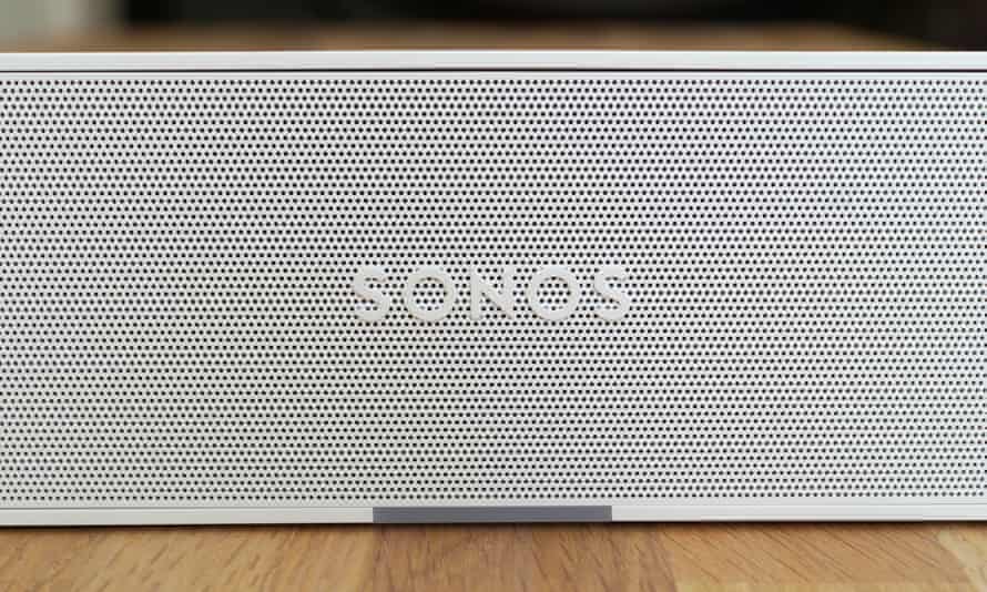Die Vorderseite der Ray-Soundbar mit dem Sonos-Logo in der Mitte.