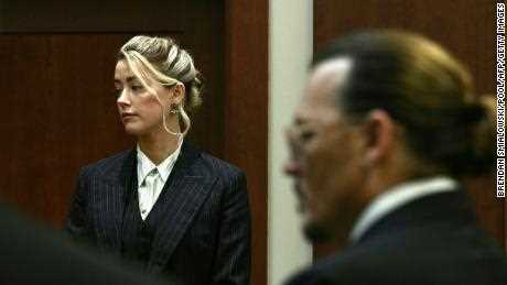Amber Heard und Johnny Depp sehen zu, wie die Geschworenen am Dienstag in den Gerichtssaal kommen.