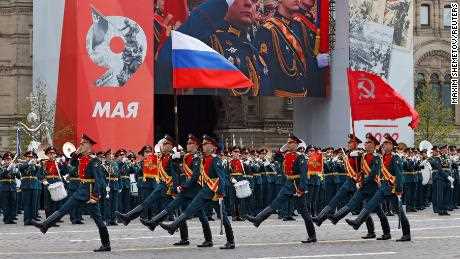 Russische Militärangehörige nehmen am Tag des Sieges am 9. Mai 2022 auf dem Roten Platz in Moskau an einer Militärparade teil.