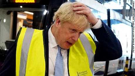 Der britische Premierminister Boris Johnson gestikuliert, als er am 3. Februar 2022 bei einem Besuch des Blackpool Transport Depot im Nordwesten Englands mit Medienvertretern spricht. 