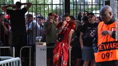 Liverpool-Fans werden vor dem Champions-League-Finale vor den Toren festgehalten – viele spüren die Auswirkungen von Tränengas.