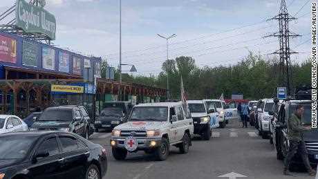 Ein Konvoi von Evakuierten aus dem belagerten Stahlwerk Asowstal kommt in Saporischschja an.