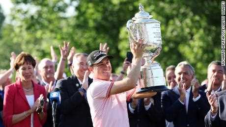 Thomas feiert mit der Wanamaker Trophy seinen Gewinn der PGA Championship 2022.