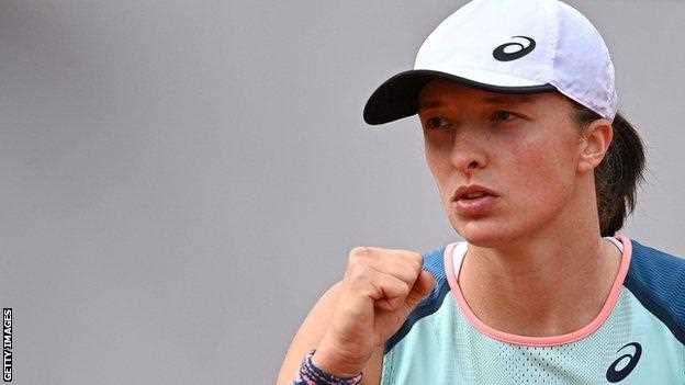 Iga Swiatek feiert den Sieg ihres Zweitrundenmatches gegen Alison Riske bei den French Open 2022