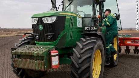 Der ukrainische Landwirt Morda Vasyl steigt in die Kabine eines John-Deere-Traktors.