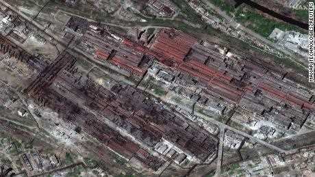 Ein Satellitenbild zeigt am 29. April in Mariupol, Ukraine, einen Überblick über das Stahlwerk Azovstal, das letzte ukrainische Militärstützpunkt, das auch als ziviler Unterschlupf dient.
