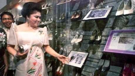 Imelda Marcos betrachtet ihre alten Schuhe während der Eröffnung eines Schuhmuseums in Manila, 2001. 