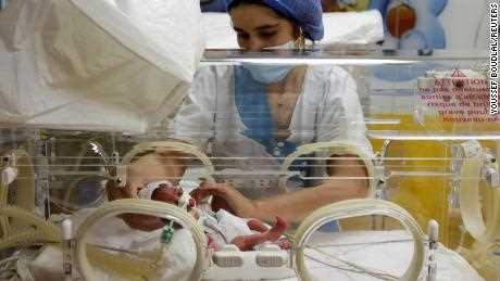 Eine Krankenschwester kümmert sich am 5. Mai 2021 im Ain Borja in Casablanca um eines der neugeborenen Nonuplets, das in einem Inkubator liegt.