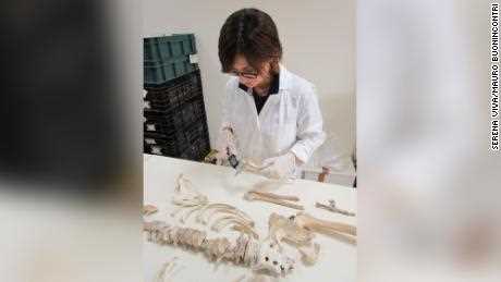 Serena Viva, Postdoktorandin an der Universität von Salento und Hauptautorin der Studie, führt eine vorläufige anthropologische Studie des männlichen Skeletts durch.