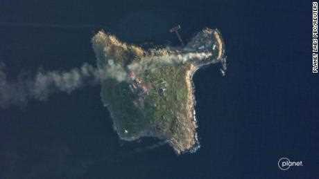 Eine Satellitenaufnahme zeigt Rauch, der am 8. Mai 2022 über Snake Island aufsteigt.