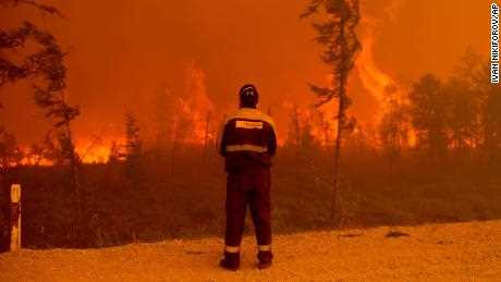 Ein Waldbrand in der Nähe des Dorfes Kyuyorelyakh in Gorny Ulus in Russland am 7. August 2021.