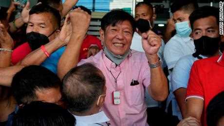 Präsidentschaftskandidat Ferdinand "Bongbong"  Marcos Jr. feiert, als er am 11. Mai die Menge vor seinem Hauptquartier in Mandaluyong, Philippinen, begrüßt.