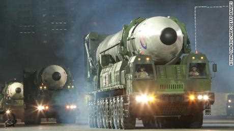 Kim Jong Un schwört, Nordkoreas Nuklearprogramm mit voller Kraft voranzutreiben, während er ICBM-Raketen zur Schau stellt