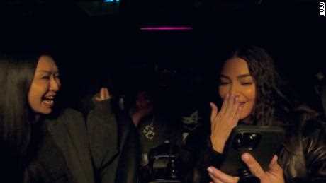 Kim Kardashian feiert in „The Kardashians“ ihre bestandene Anwaltsprüfung.