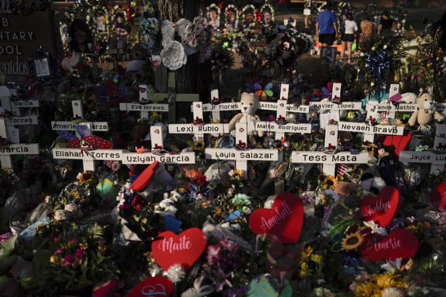 Blumen werden um Kreuze mit den Namen der Opfer gestapelt, die bei den Schießereien in der Schule in der vergangenen Woche getötet wurden, als Menschen am Dienstag, den 31.  (AP Photo/Jae C. Hong)