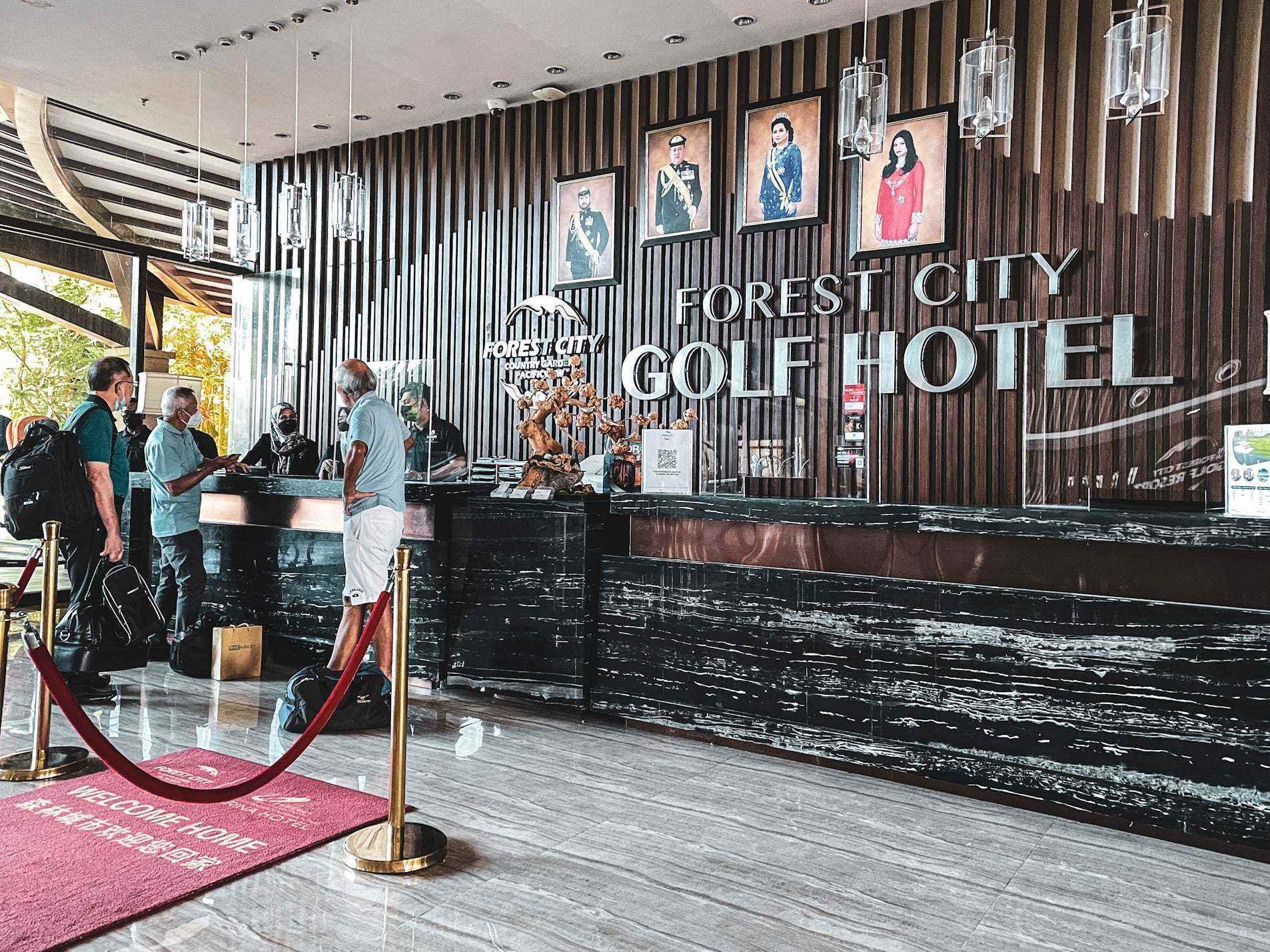 Die Lobby des Forest City Golf Hotels.
