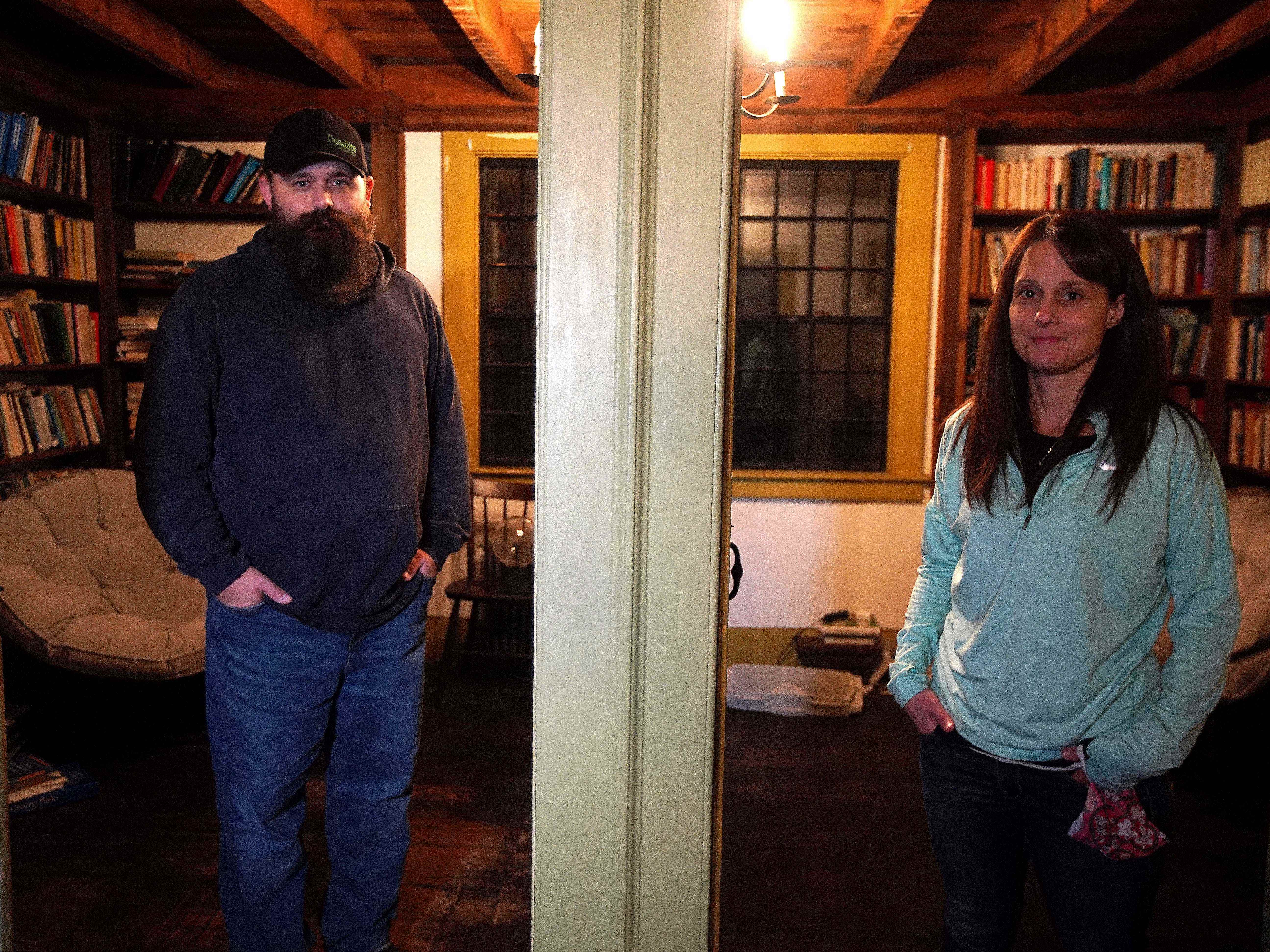 Jennifer und Cory Heinzen, paranormale Ermittler, posieren am 14. Oktober 2020 in der Bibliothek des „Conjuring“-Hauses in Harrisville, RI
