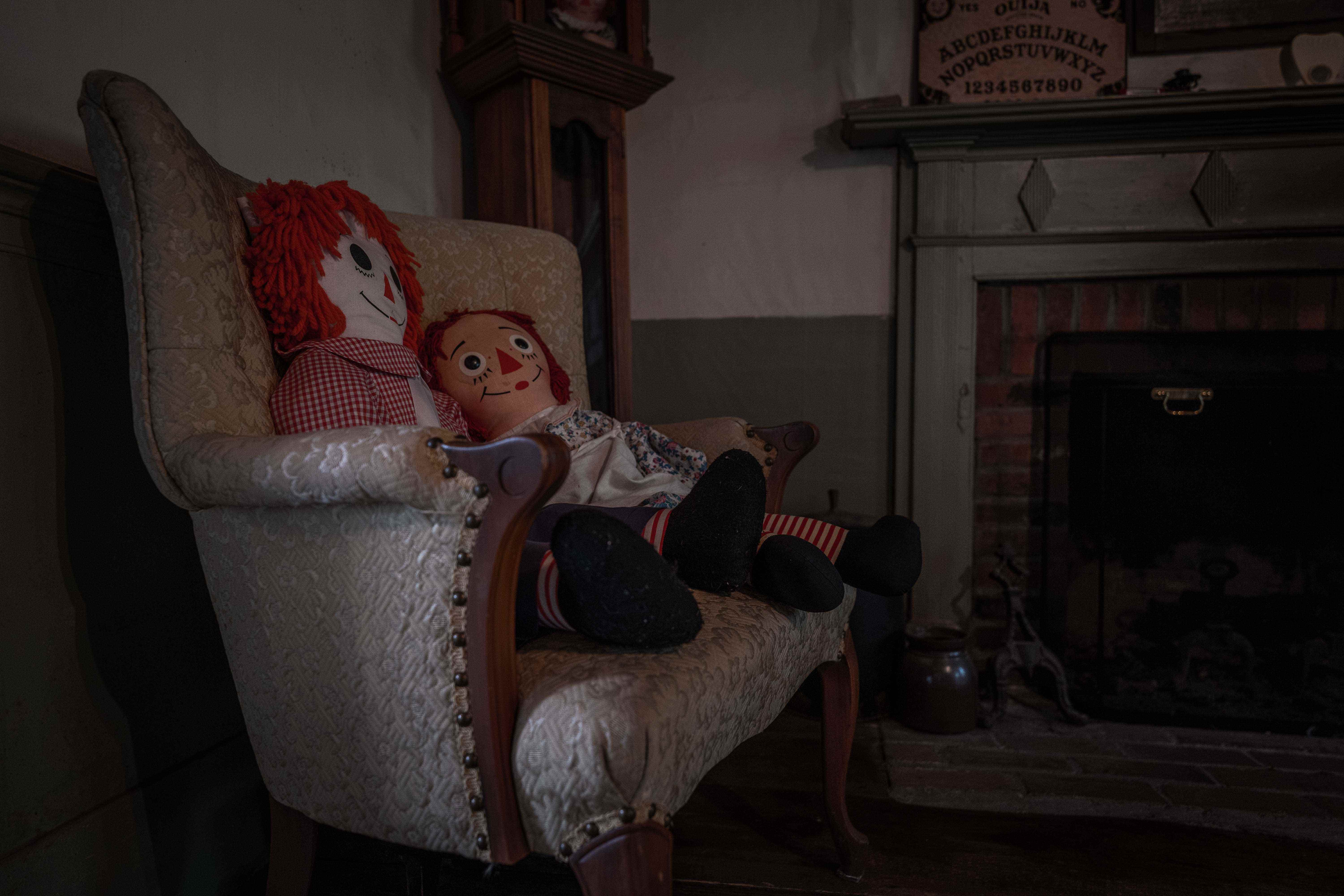 Raggedy Ann-Puppen sind im ganzen Haus platziert, in Anlehnung an die Spukpuppe aus der Filmreihe.