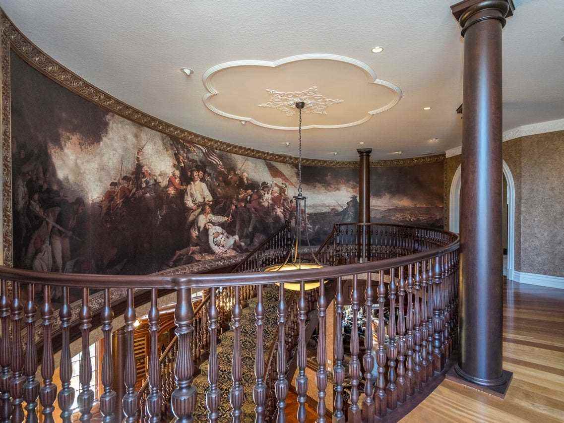Oben auf der schwebenden Treppe befindet sich eine Reproduktion eines revolutionären Kriegsgemäldes „Die Schlacht von Bunker Hill“ von John Trumbull