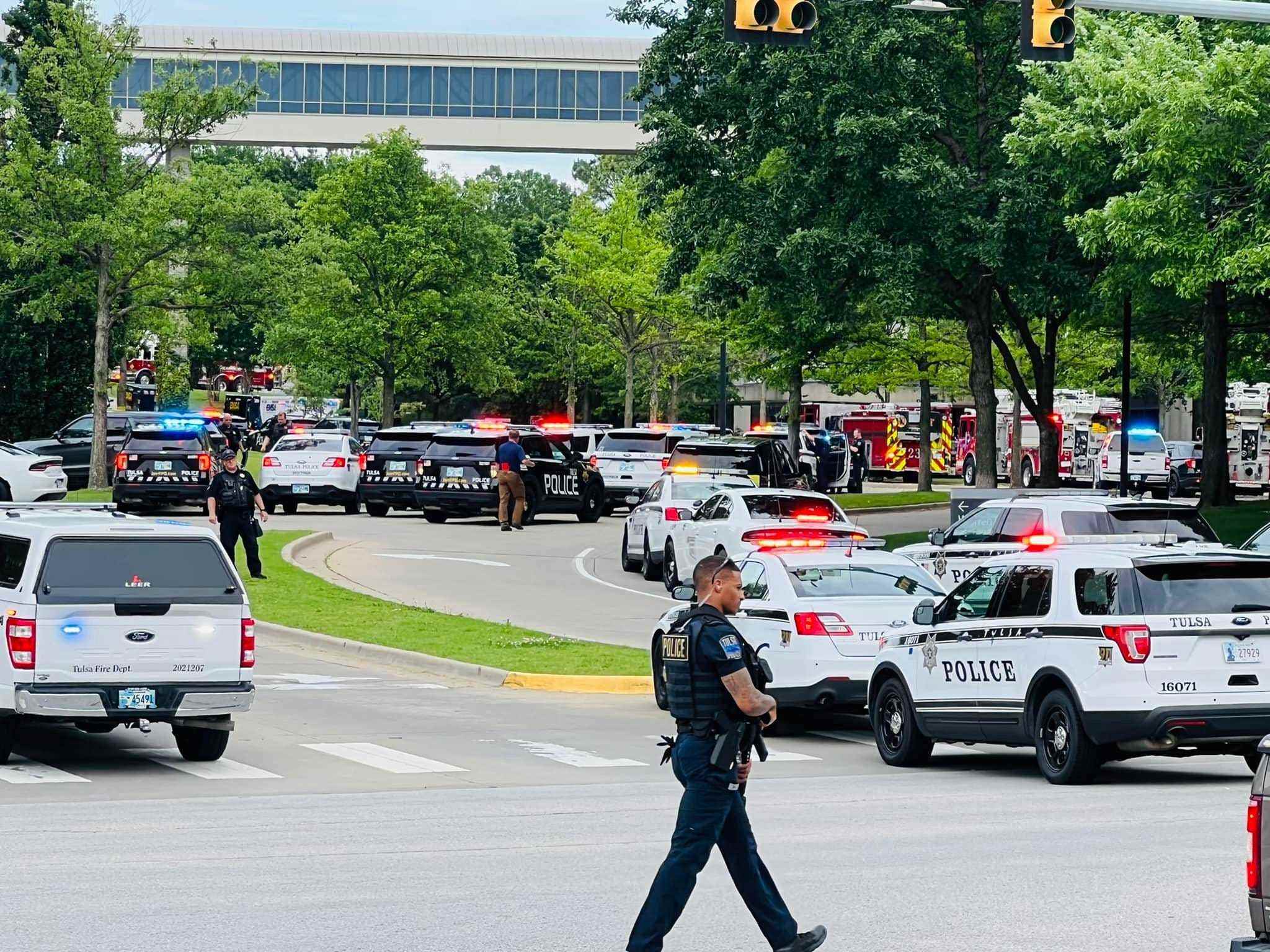Mehrere Polizeiautos parken vor dem St. Francis Hospital in Tulsa, Oklahoma.