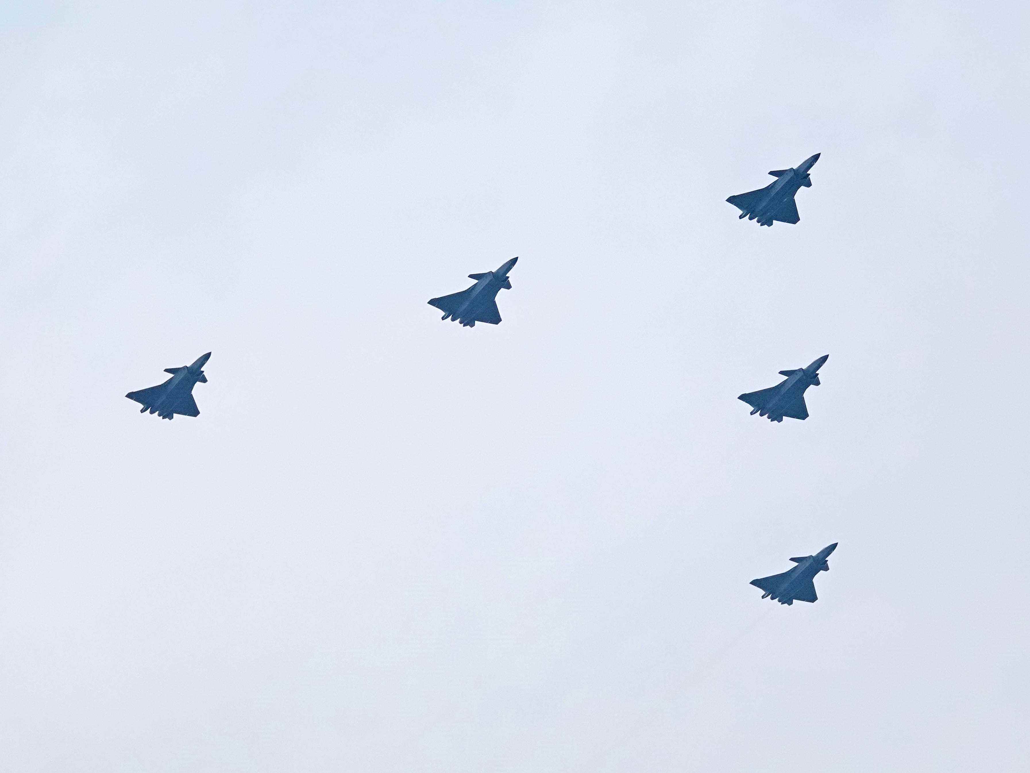 J-20-Kampfflugzeuge fliegen in Formation während einer Flugvorführung zur Feier des 100. Jahrestages der Gründung der Kommunistischen Partei Chinas (KPCh) in Peking, China, 1. Juli 2021.