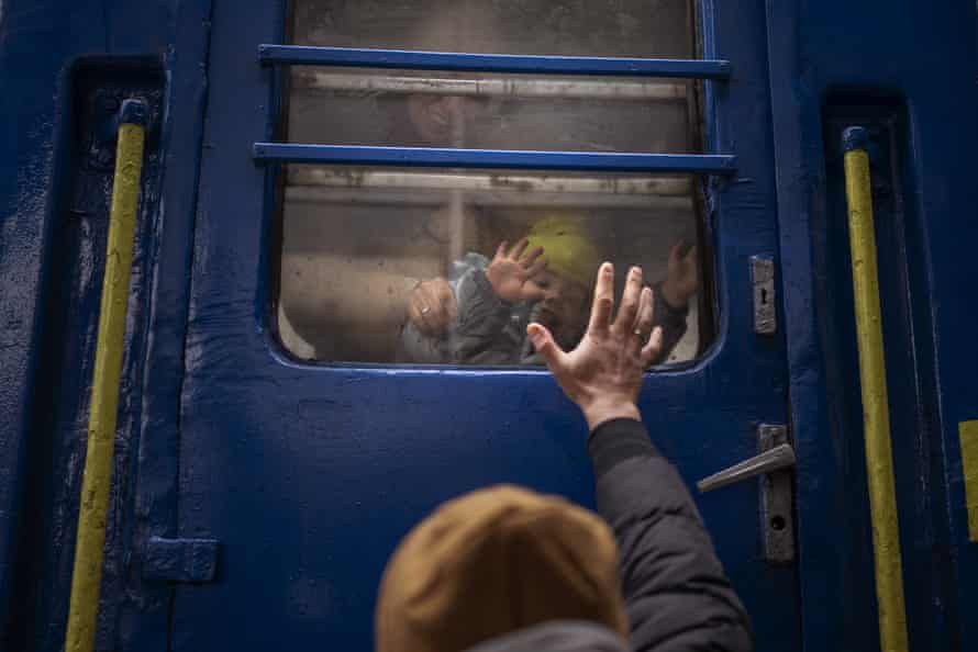 Stanislav verabschiedet sich von seinem zweijährigen Sohn David und seiner Frau Anna, nachdem sie einen Zug bestiegen haben, der sie vom Bahnhof in Kiew, Ukraine, nach Lemberg bringen wird.