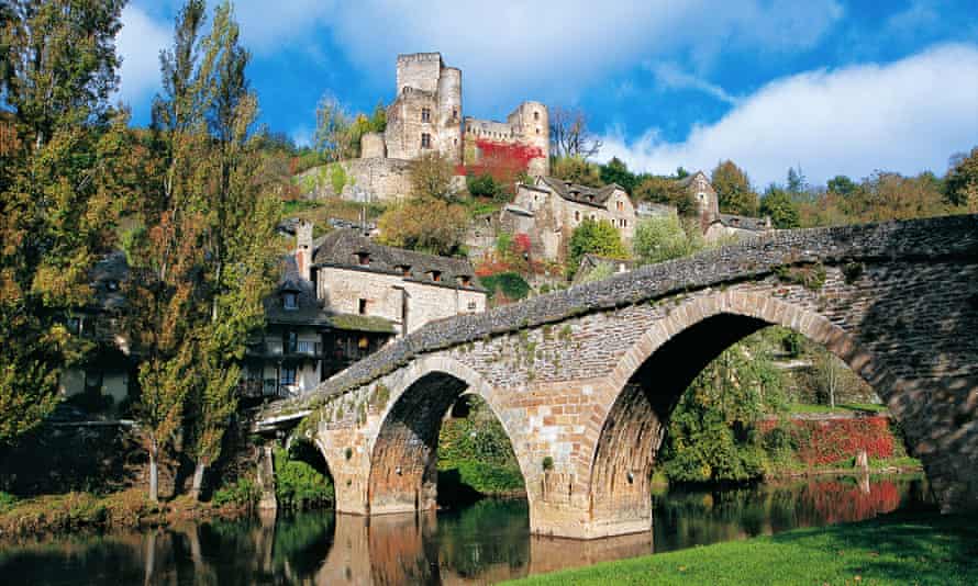 Belcastel thront über Aveyron.