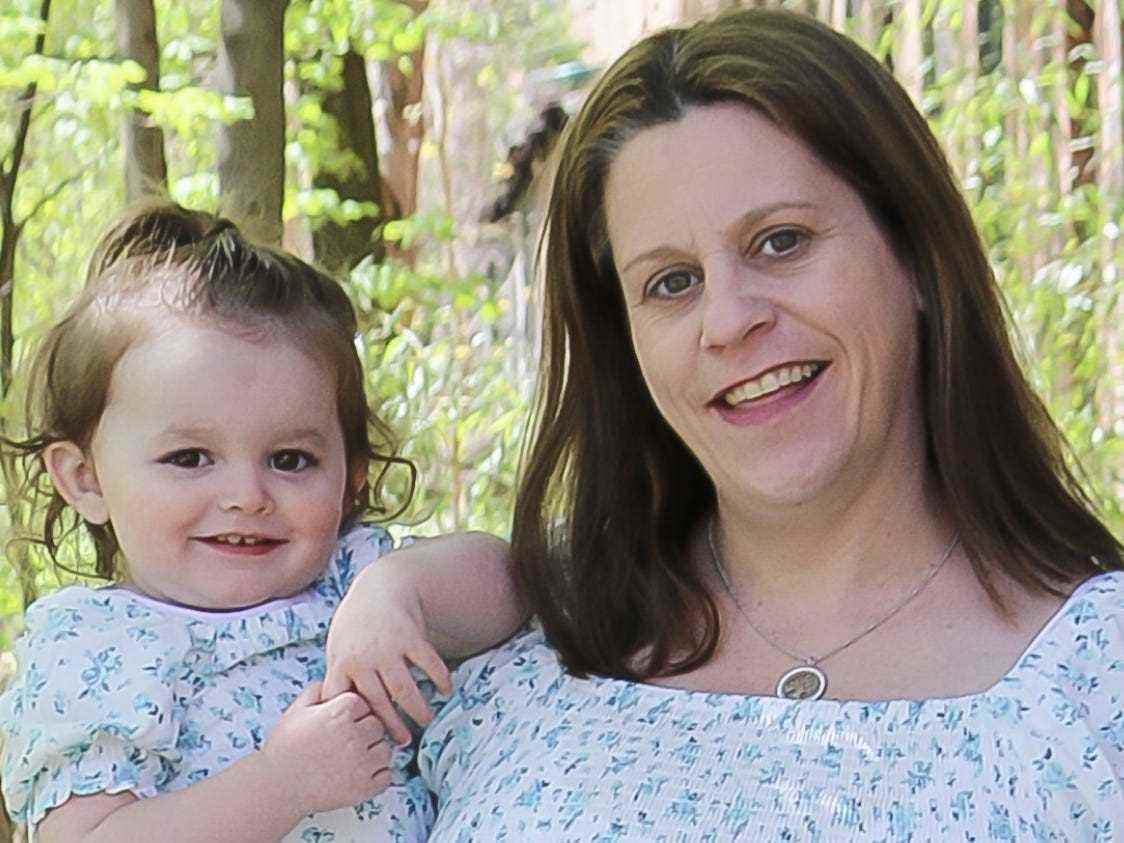 Mutter Marie Brennan, die jeden Tag ihr drittes Kind erwartet, hält ihre 22 Monate alte Tochter Annabel,