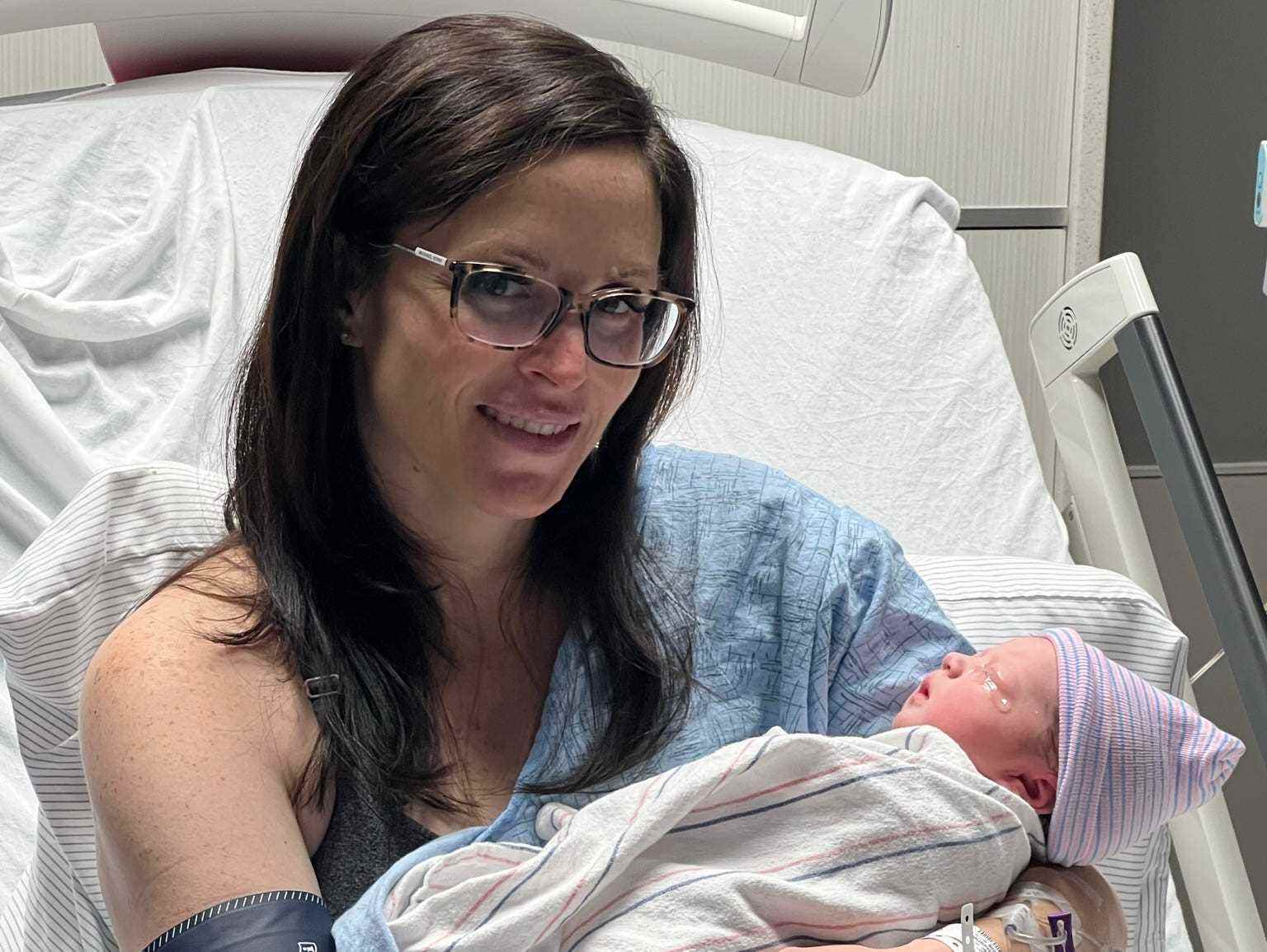 Lyn Murphy ist mit ihrem Baby Hadlee vor vier Monaten kurz nach der Geburt des kleinen Mädchens im Krankenhaus abgebildet.