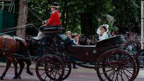 Camilla, Herzogin von Cornwall, fährt in einer Kutsche mit Catherine, Herzogin von Cambridge, und ihrer Familie während der Feierlichkeiten zum Platinjubiläum von Königin Elizabeth II. am Donnerstag.