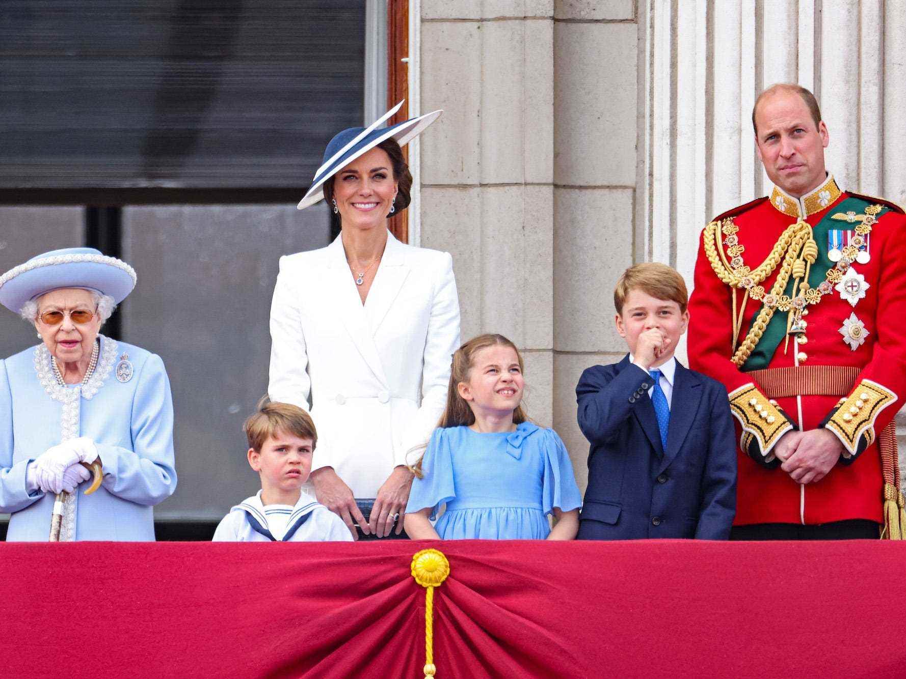 Königin Elizabeth, Prinz Louis, Kate Middleton, Prinzessin Charlotte, Prinz George und Prinz William nehmen an Trooping the Colour 2022 teil.