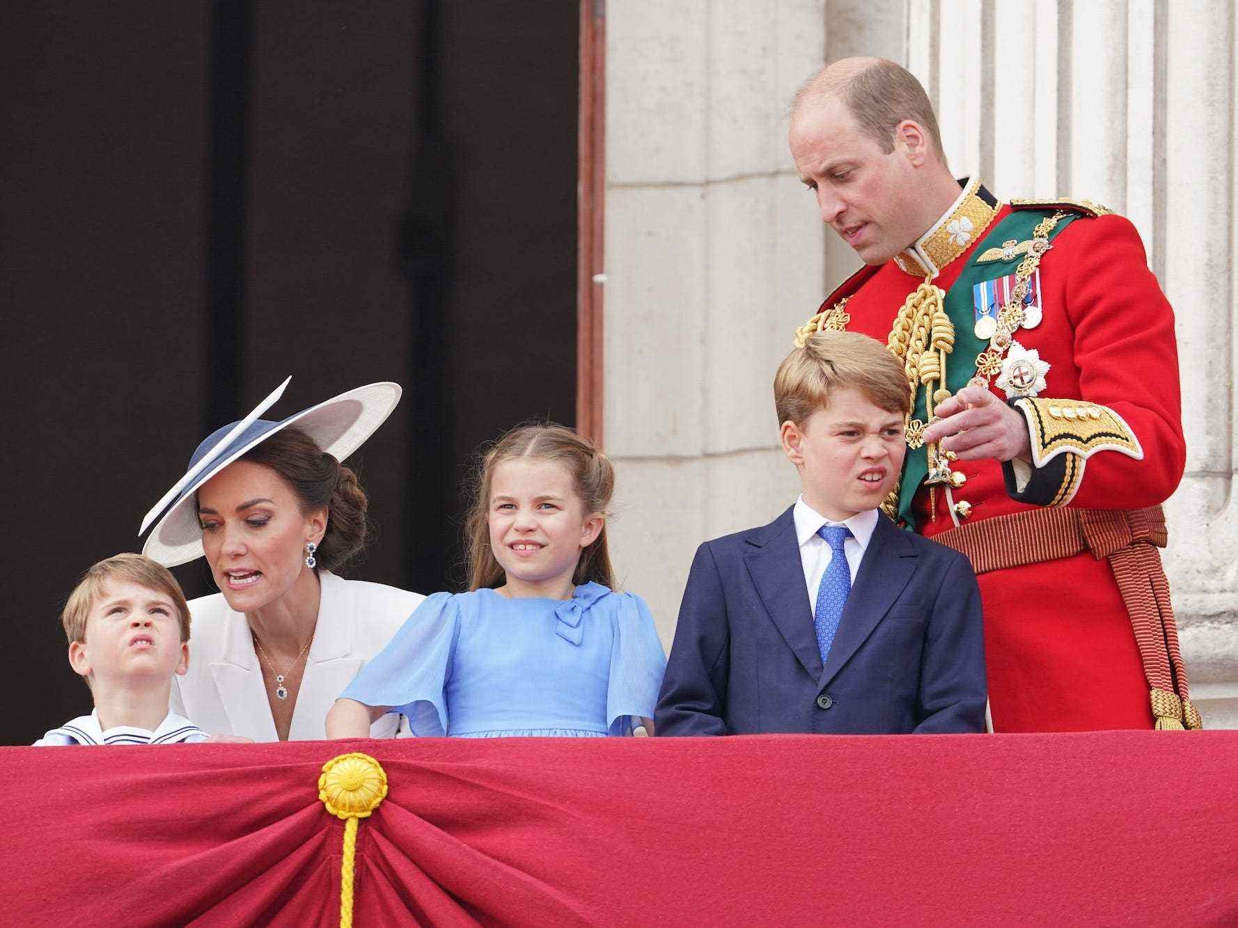 Prinz Louis, Kate Middleton, Prinzessin Charlotte, Prinz George und Prinz William nehmen an Trooping the Colour 2022 teil.