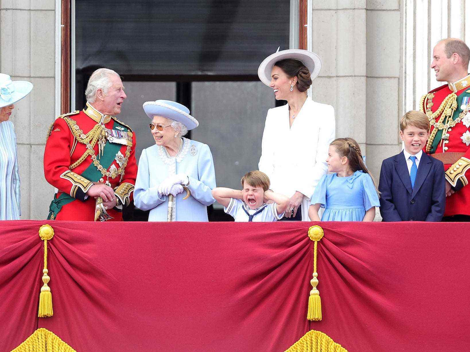 Die Herzogin von Cornwall, Prinz Charles, Königin Elizabeth, Prinz Louis, Kate Middleton, Prinzessin Charlotte, Prinz George und Prinz William nehmen an Trooping the Colour 2022 teil.