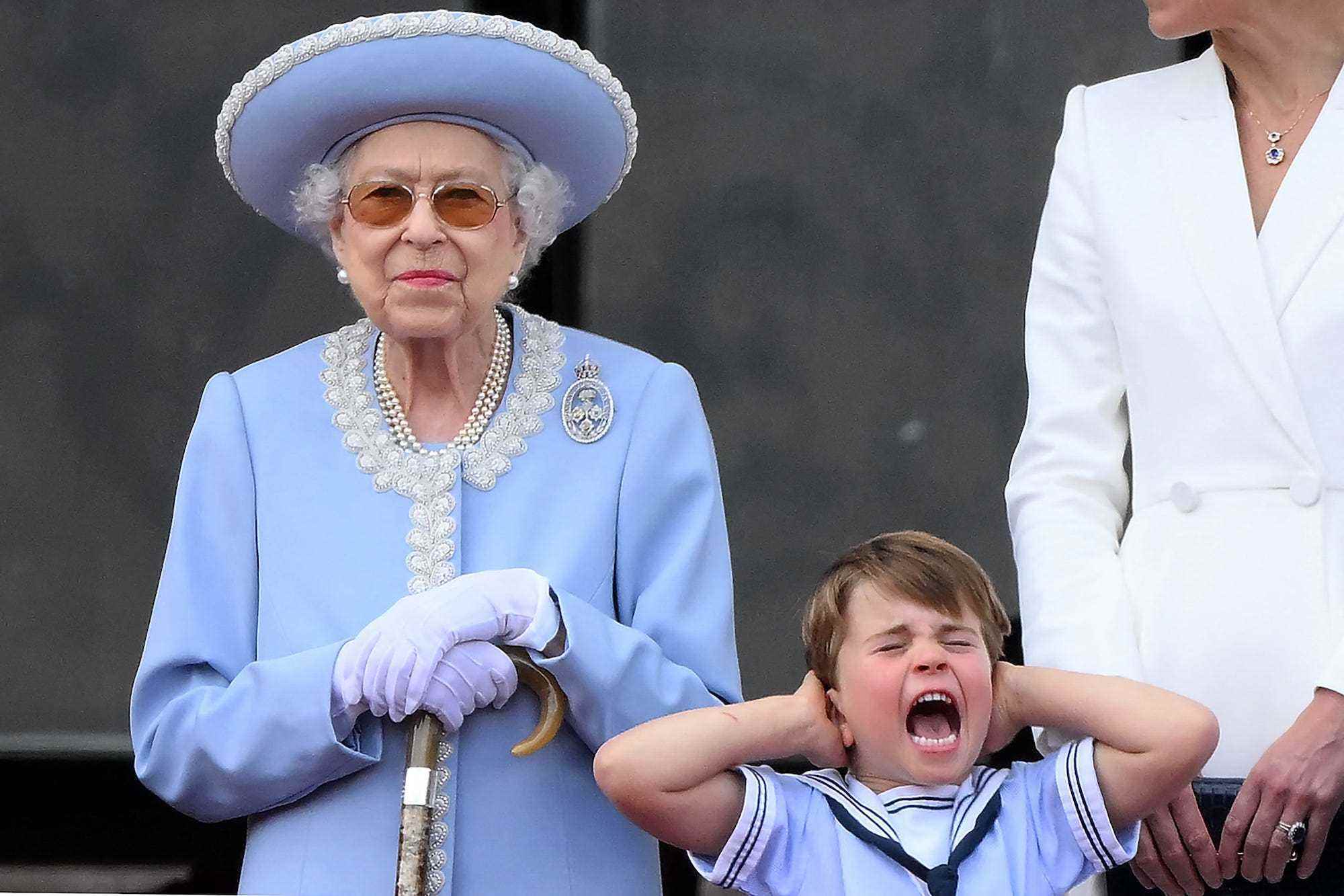 Queen Elizabeth steht neben Prinz Louis, während er Trooping the Colour 2022 anschreit.