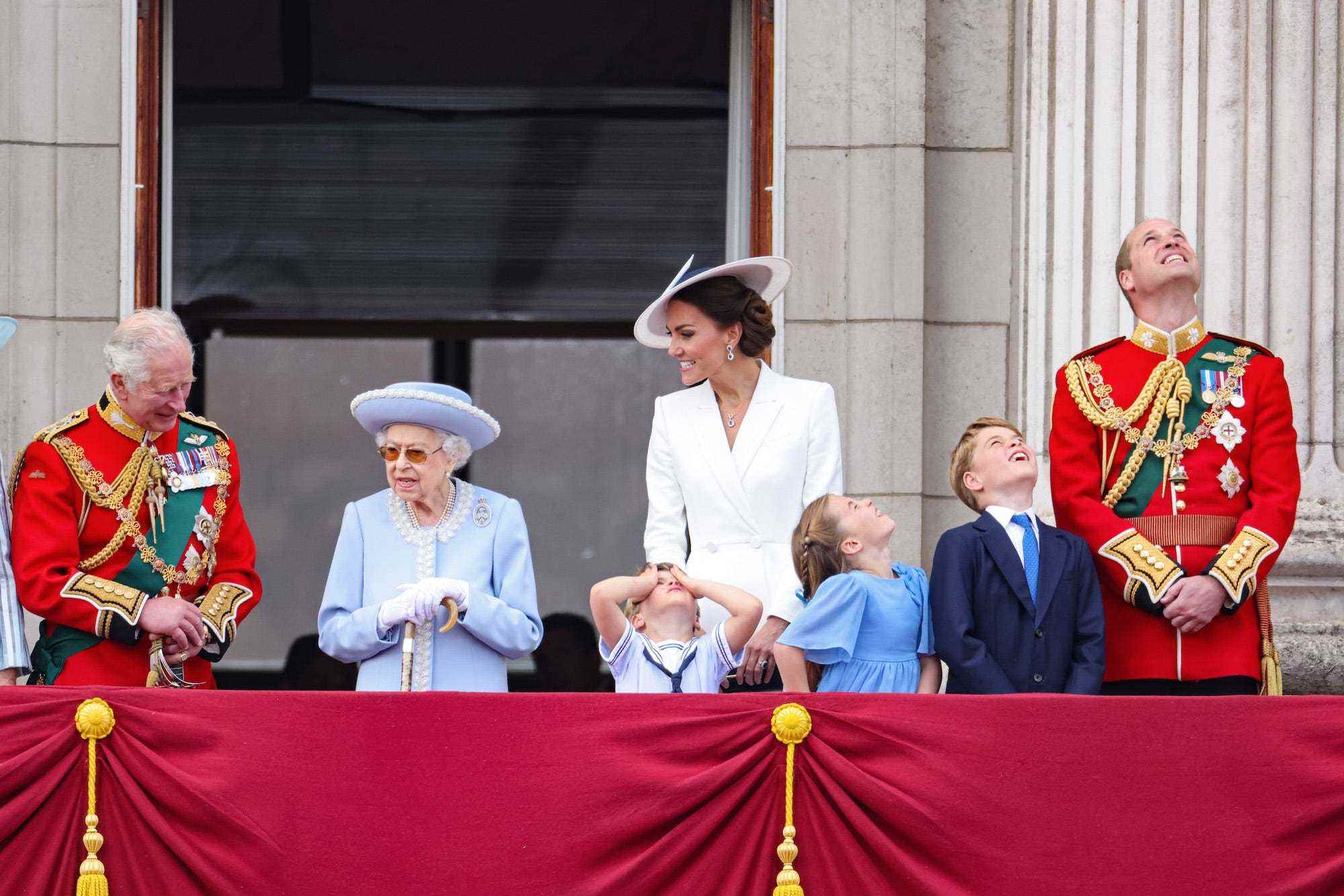 Die Herzogin von Cornwall, Prinz Charles, Königin Elizabeth, Prinz Louis, Kate Middleton, Prinzessin Charlotte, Prinz George und Prinz William nehmen an Trooping the Colour 2022 teil.