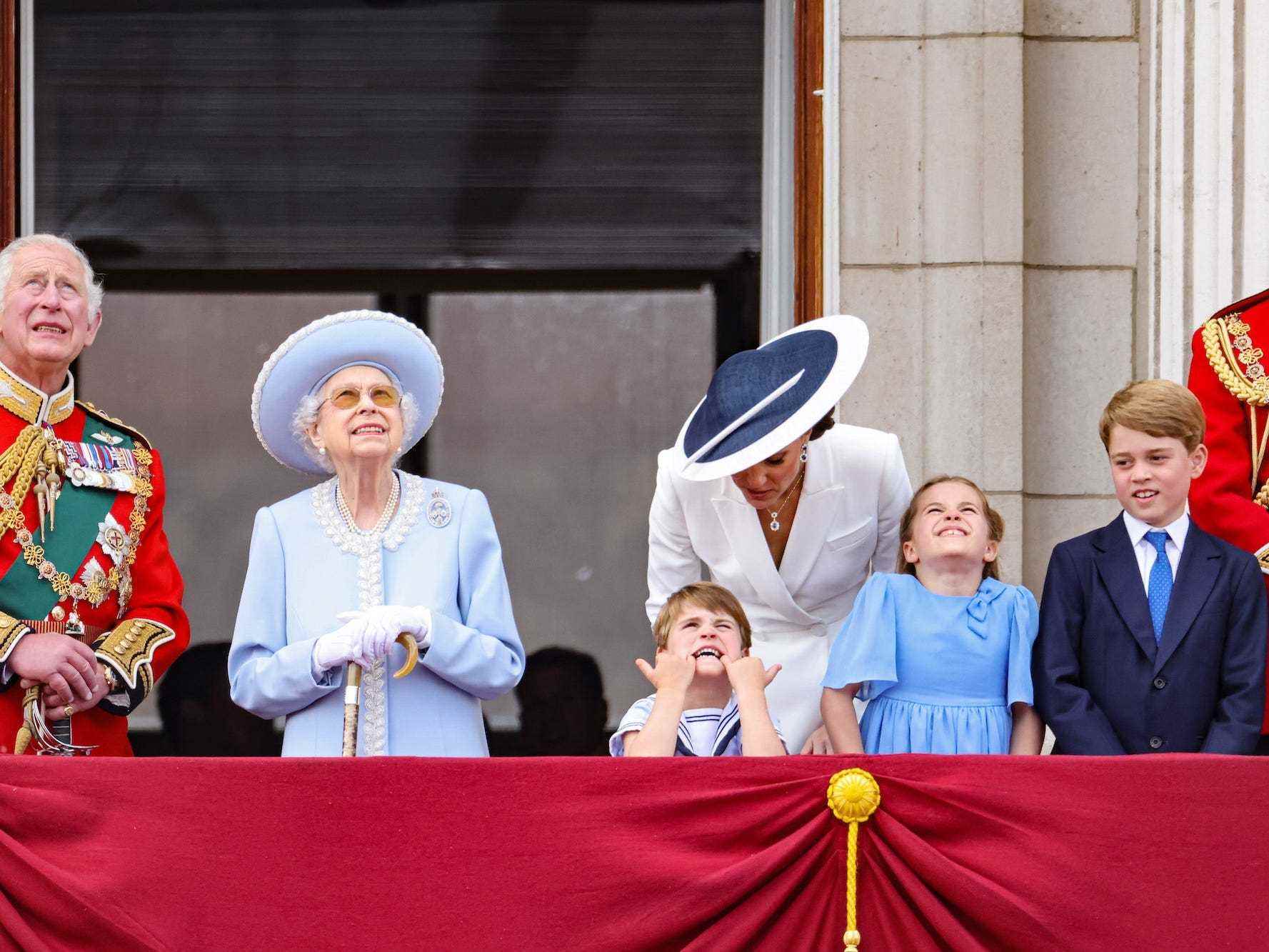 Die Herzogin von Cornwall, Prinz Charles, Königin Elizabeth, Prinz Louis, Kate Middleton, Prinzessin Charlotte und Prinz George nehmen an Trooping the Colour 2022 teil.