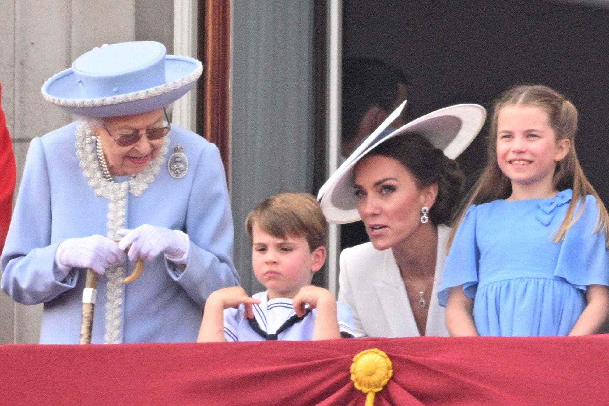 Königin Elizabeth, Prinz Louis, Kate Middleton und Prinzessin Charlotte nehmen an Trooping the Colour 2022 teil.