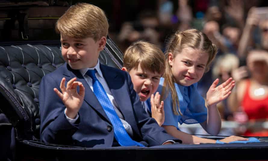 Prinz George, Prinz Louis und Prinzessin Charlotte winken, während sie in einer offenen Kutsche auf der Mall fahren.