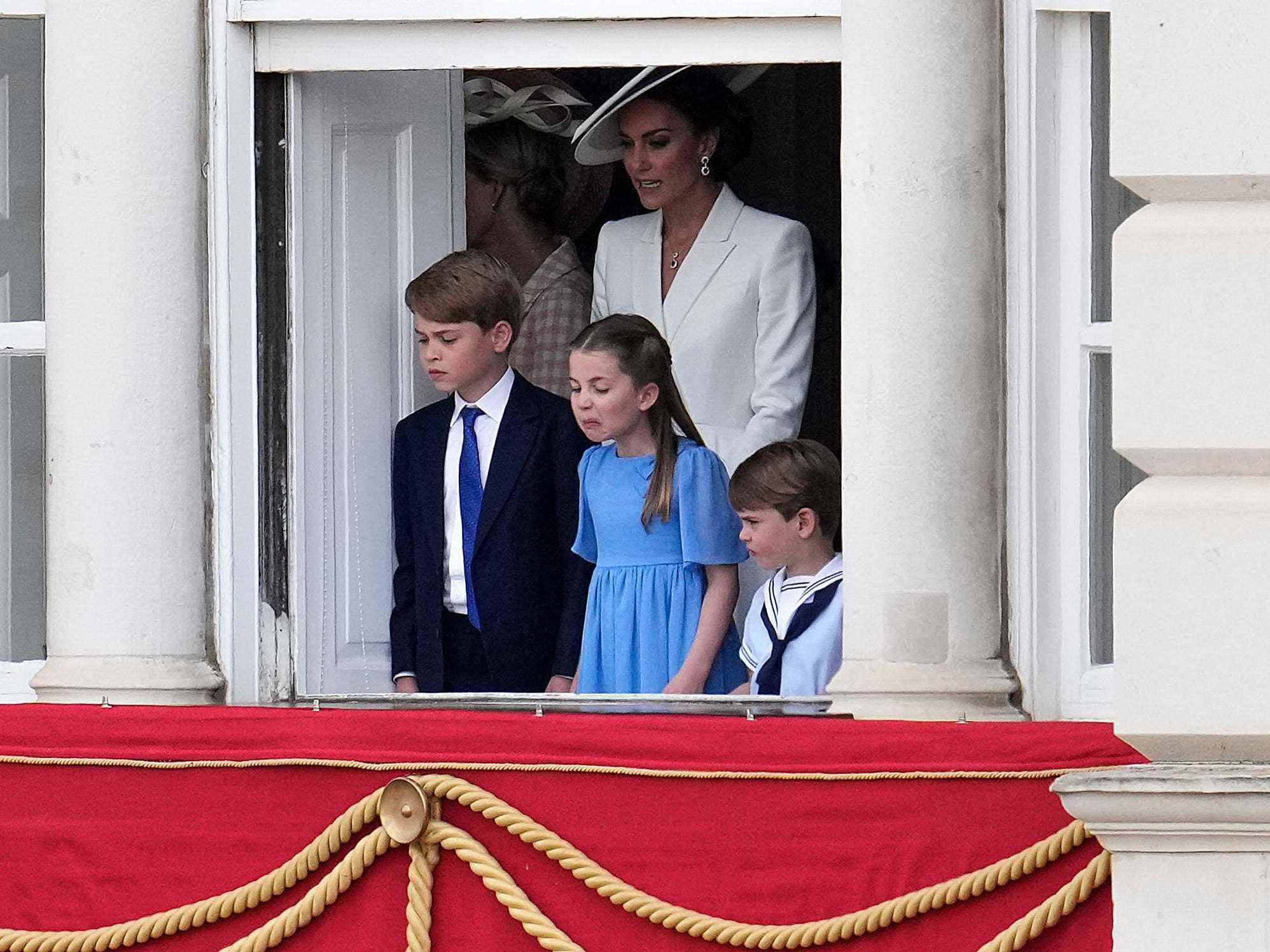 George, Charlotte, Louis und Kate auf dem Balkon.