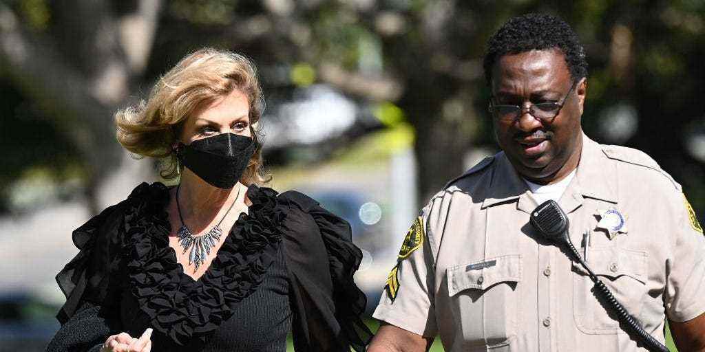 Die Klägerin Judy Huth (L) kommt am 1. Juni 2022 vor dem Gerichtsgebäude zum Beginn ihres Zivilprozesses gegen den Schauspieler Bill Cosby am Los Angeles Superior Court in Santa Monica, Kalifornien, an.