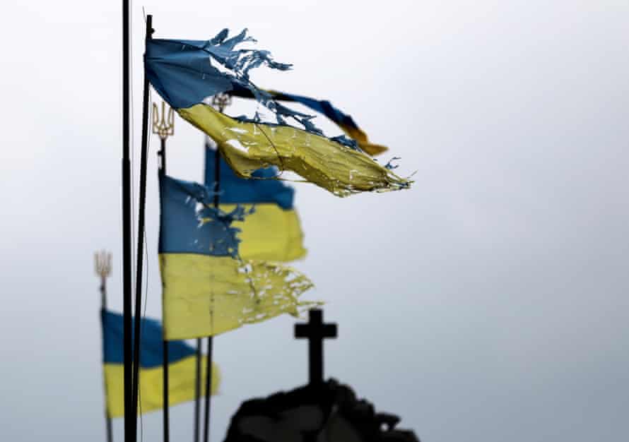Beschädigte ukrainische Nationalflaggen flattern auf einem Friedhof in Tschernihiw, Ukraine, im Wind.