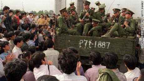 Pro-Demokratie-Demonstranten umzingeln am 20. Mai 1989 einen mit chinesischen Soldaten beladenen Lastwagen auf dem Weg zum Platz des Himmlischen Friedens. 