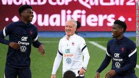 Frankreichs Cheftrainer Didier Deschamps (Mitte) teilt Pogba (rechts) und Tchouaméni (links) während einer Trainingseinheit im September in Kiew einen Witz.