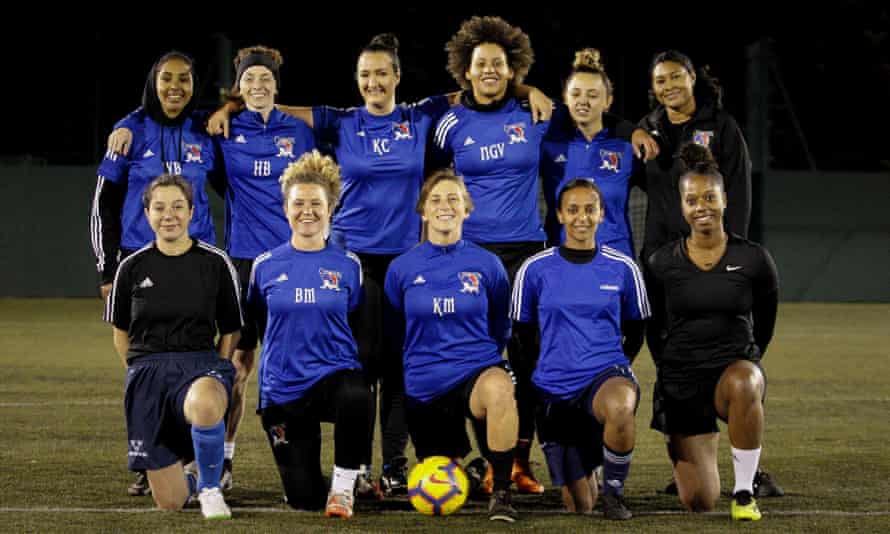 Kat Craig (Dritte von links, hintere Reihe) mit Mitgliedern des Frauenteams von Camden und Islington United.